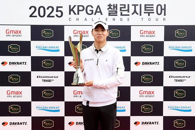 최찬이 KPGA 챌린지투어 3회 대회에서 정상에 선 뒤 포즈를 취하고 있다. 사진제공  |  KPGA