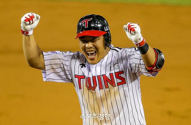 LG 출신근우가 2020년 6월 서울 잠실야구장에서 열린 2020 신한은행 SOL KBO리그 롯데 자이언츠와의 경기에서 연장 10회말 1사 1,3루 끝내기 안타를 치고 환호하고 있다. 경향신문 자료사진