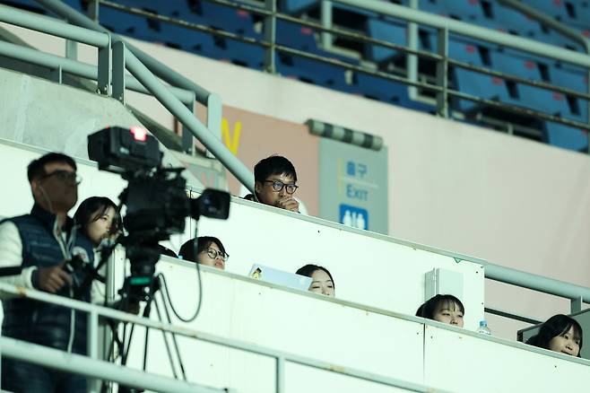 대구FC와의 K리그1 경기를 관중석에서 지켜보는 광주 FC 이정효 감독. 프로축구연맹 제공