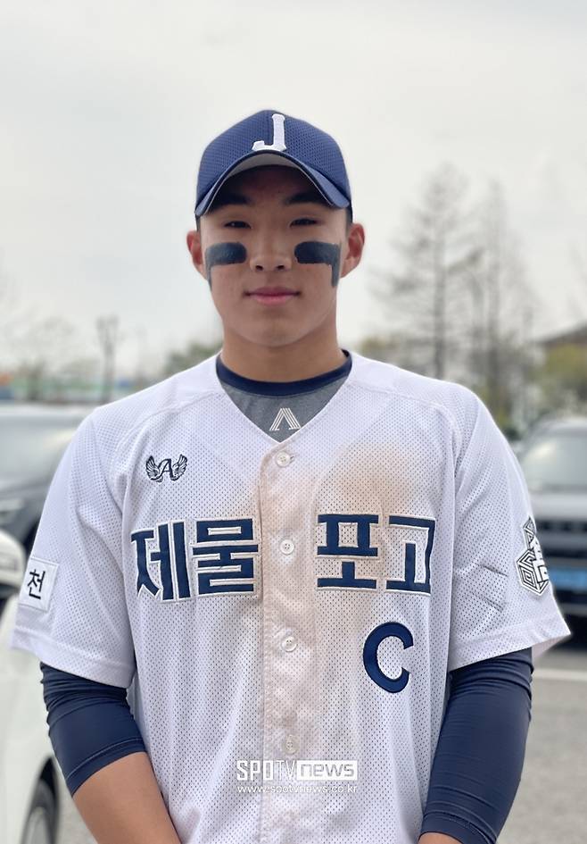 ▲ 16강전 2안타 2타점, 8강전 4타점으로 제물포고의 영웅이 된 주장 송영웅. ⓒ 신원철 기자