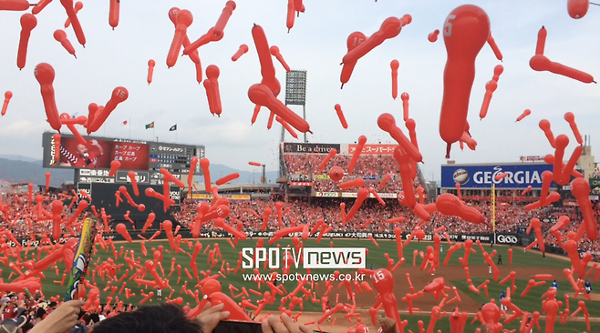 ▲ 이제 일본 야구장에서 이런 장면을 찍더라도 SNS에 함부로 공유할 수 없다. 경기 장면이 포함되면 업로드에 제약이 생긴다. 히로시마 홈구장 마쓰다스타디움 ⓒ 신원철 기자