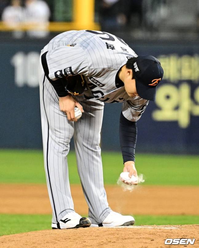 한화 한승혁이 8일 잠실 두산전 8회말 1사 3루 강승호의 타석에서 폭투로 동점을 허용하고 아쉬워했다.