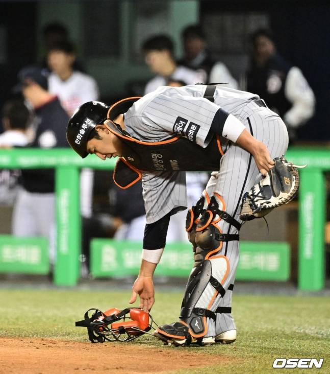 한화 포수 최재훈이 8일 잠실 두산전 8회말 1사 3루 강승호의 타석에서 폭투로 동점을 허용하고 아쉬워했다.