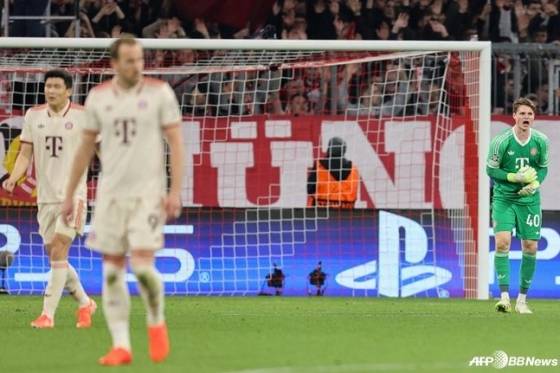 9일 오전 4시(한국시간) 독일 뮌헨의 알리안츠 아레나에서 열린 2024~2025시즌 유럽축구연맹(UEFA) 챔피언스리그(UCL) 8강 1차전 바이에른 뮌헨의 선제 실점 후 김민재(왼쪽)와 해리 케인(가운데). /AFPBBNews=뉴스1