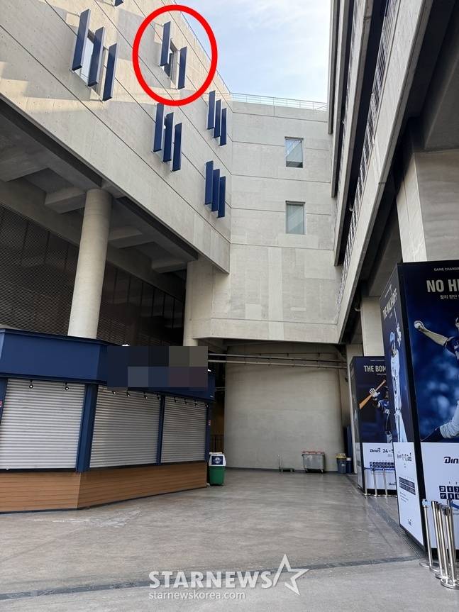 지난달 29일 창원NC파크에서 낙하물이 떨어져 관중 1명이 숨지고, 2명이 다치는 사고가 일어났다. 사고 원인인 알루미늄 루버가 위치했던 곳(빨간 원)과 사고 발생 장소의 모습. /사진=양정웅 기자