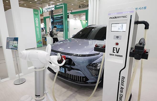 친환경차는 내연기관차와 같은 도로를 누비지만 교통ㆍ에너지ㆍ환경세를 부담하지 않는다.[사진｜뉴시스]