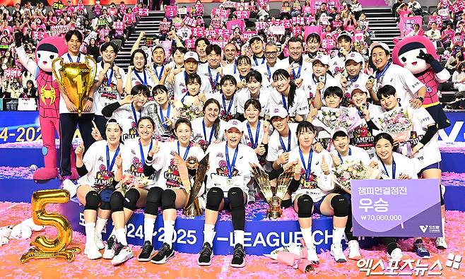 흥국생명 선수단이 8일 인천 삼산월드체육관에서 열린 V리그 여자부 챔피언결정전 5차전 정관장과의 경기에서 승리 후 우승한 뒤 기념촬영하고 있다. 엑스포츠뉴스 인천, 김한준 기자