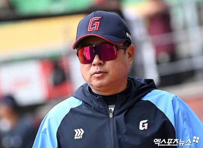 김태형 롯데 감독은 9일 사직구장에서 열릴  '2025 신한 SOL Bank KBO 리그' KIA와 정규시즌 두 번째 맞대결을 앞두고 투수 김진욱을 언급했다. 지난 경기에서 기회를 더 줬으면 한다고 아쉬움을 나타냈다. 엑스포츠뉴스 DB