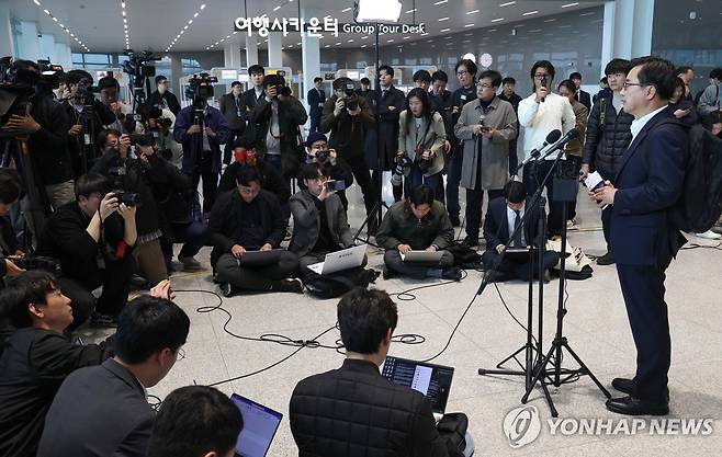 대선 출마 선언하는 김동연 경기도지사 (영종도=연합뉴스) 황광모 기자 = 김동연 경기도지사가 9일 인천공항 2터미널에서 제21대 대통령선거 출마 선언을 하고 있다. 
    김 지사는 이날 미국 트럼프 발 관세 전쟁 대응책을 찾기 위해 미국으로 출국하기 전 가진 '자동차 부품 관세 대응을 위한 긴급 출국 보고 회견'에서 대선 출마 선언을 하게 됐다. 2025.4.9 hkmpooh@yna.co.kr