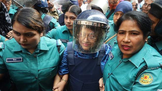 방글라데시 법원에 출두하는 투린 아프로즈 전 ICT 검사 [방글라데시 영자지 더뉴에이지 캡처. 재판매 및 DB 금지]