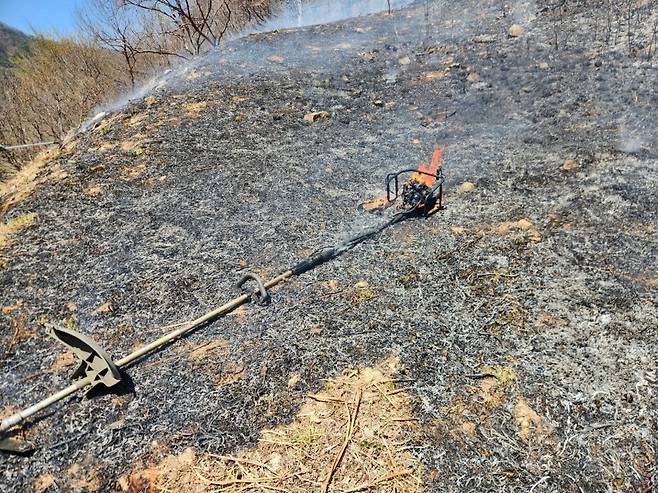 하동 산불 현장에서 발견된 예초기 [하동소방서 제공. 재판매 및 DB 금지]