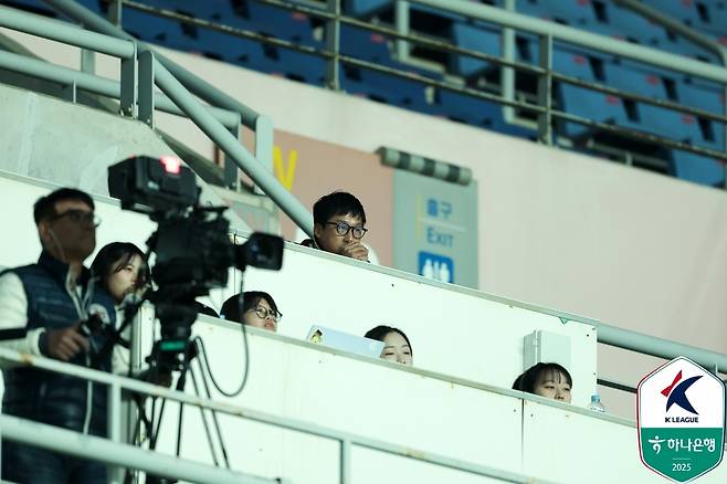 관중석에서 경기를 지켜보는 광주 이정효 감독 [한국프로축구연맹 제공. 재판매 및 DB 금지]