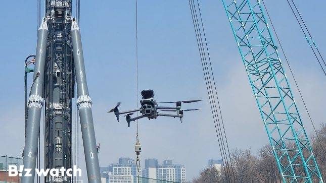 드론을 활용한 현장 장비 점검 모습/자료=삼성물산 제공