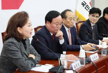 지난해 11월 28일 당시 한동훈 국민의힘 대표(오른쪽)가 서울 여의도 국회에서 열린 최고위원회에서 국민의힘 당원 게시판 논란과 관련해 발언하는 김민전 최고위원(왼쪽)을 바라보고 있다 (사진 = 연합뉴스)