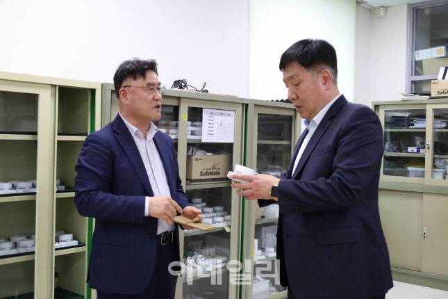 김영신(오른쪽) 중소기업기술정보진흥원 원장이 9일 충남 천안에 있는 방재전문기업 엘디티를 방문해 정재천 대표와 현장 간담회를 개최했다. (사진= 중소기업기술정보진흥원)