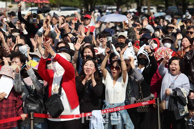 [이데일리 노진환 기자] 한동훈 국민의힘 전 대표가 10일 오후 서울 여의도 국회에서 제21대 대통령선거 출마 선언 기자회견을 열었다. 국회를 찾은 지지자들이 한 전 대표의 발언에 박수를 치고 있다.