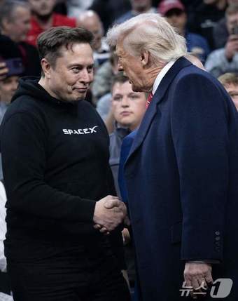 도널드 트럼프 미국 대통령이 22일(현지시간) 펜실베이니아주 필라델피아의 웰스 파고 센터에서 열린 NCAA 레슬링 챔피언십 경기를 참관하기 위해 도착하며 일론 머스크 테슬라 CEO와 악수를 하고 있다. 2025.03,23 ⓒ AFP=뉴스1 ⓒ News1 우동명 기자