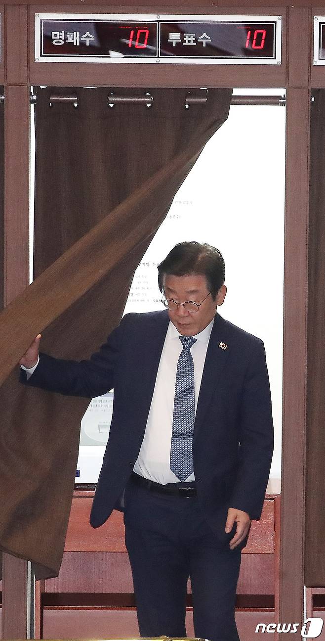 이재명 더불어민주당 대표가 27일 오후 서울 여의도 국회에서 열린 제405회 국회(임시회) 제5차 본회의에서 진실·화해를 위한 과거사정리위원회 위원(김웅기) 선출안 등 2건에 관해 투표를 하고 나오고 있다. 2023.4.27/뉴스1 ⓒ News1 임세영 기자