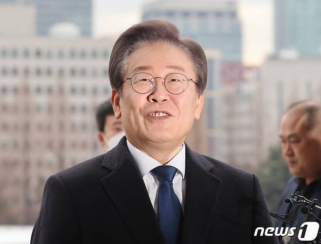 이재명 더불어민주당 대표가 17일 서울 여의도 국회 본청에 들어서며 당무 복귀 인사말을 하고 있다. 부산 가덕도에서 흉기 피습을 당했던 이 대표는 15일 만에 당무에 복귀했다. 2024.1.17/뉴스1 ⓒ News1 송원영 기자