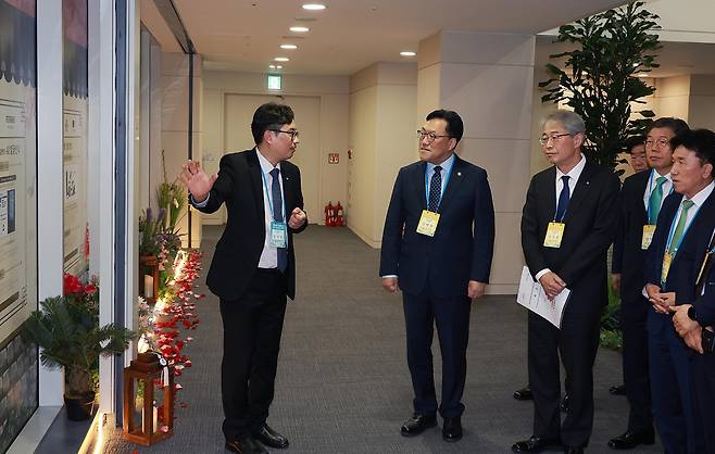 김병환 금융위원장이 10일 오전 서울 중구 우리은행 본점에서 개최된 '제3회 핀테크 오픈 네트워킹 데이'에서 전시 부스를 둘러보는 모습. (금융위원회 제공)