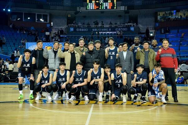 삼성 출신 농구인들의 친목 모임인 삼농회가 지난 3월 서울삼성-한국가스공사 경기에 찾아 선수단을 격려했다. 사진┃KBL