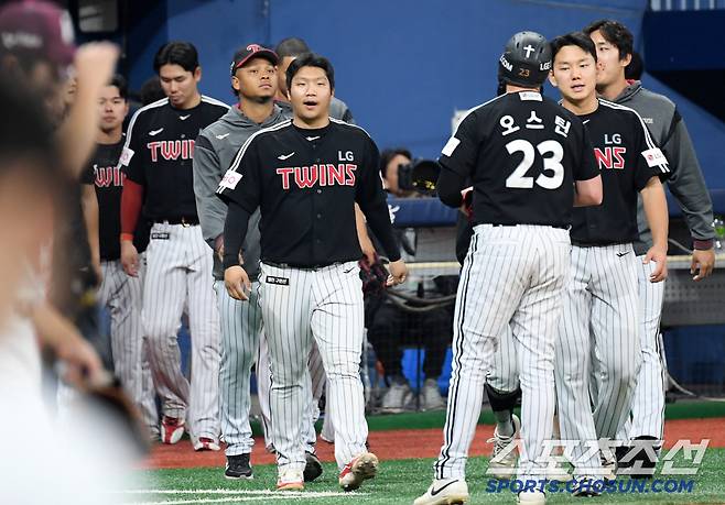 9일 서울 고척스카이돔에서 열린 키움 히어로즈와 LG 트윈스의 경기. 패한 LG 선수들이 아쉬워하고 있다. 고척=박재만 기자 pjm@sportschosun.com/2025.04.09/