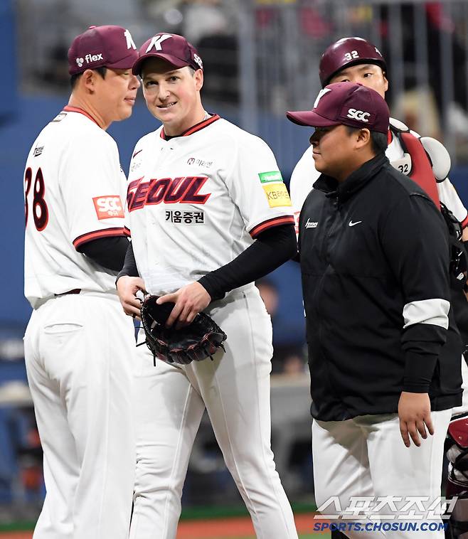 9일 서울 고척스카이돔에서 열린 키움 히어로즈와 LG 트윈스의 경기. 9회초 무사 1,2루 키움 로젠버그가 마운드에서 내려오고 있다. 고척=박재만 기자 pjm@sportschosun.com/2025.04.09/