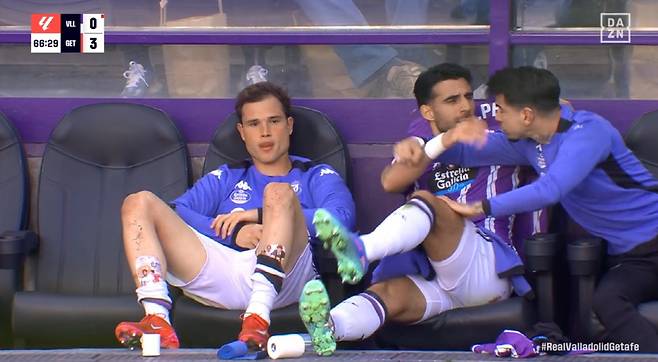 스페인 라리가에서 기상천외한 일이 발생했다. 벤치에서 같은 팀 동료를 주먹으로 폭행하는 사건이 벌어진 것이다.
영국 데일리메일은 10일(한국시각) '한 축구 선수가 뜻밖의 분노를 터뜨리며 팀 동료에게 주먹을 휘두르는 충격적인 장면이 포착됐다'라고 보도했다. 사진=SNS