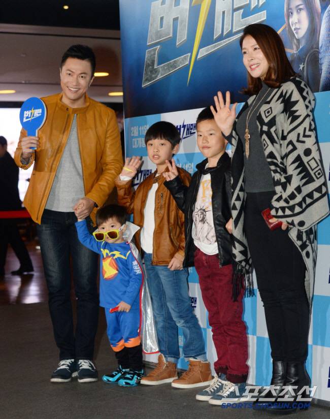 ◇2016년 영화 '번개맨'의 시사회에 참석한 김정민 가족