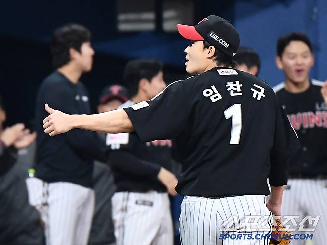 10일 서울 고척스카이돔에서 열린 LG-키움전. 임찬규가 4회초 공 9개로 세 타자를 연속 삼진아웃시키며 이닝을 끝낸 후 박동원 포수를 향해 엄지를 들고 있다. 고척=정재근 기자 cjg@sportschosun.com/2025.4.10/