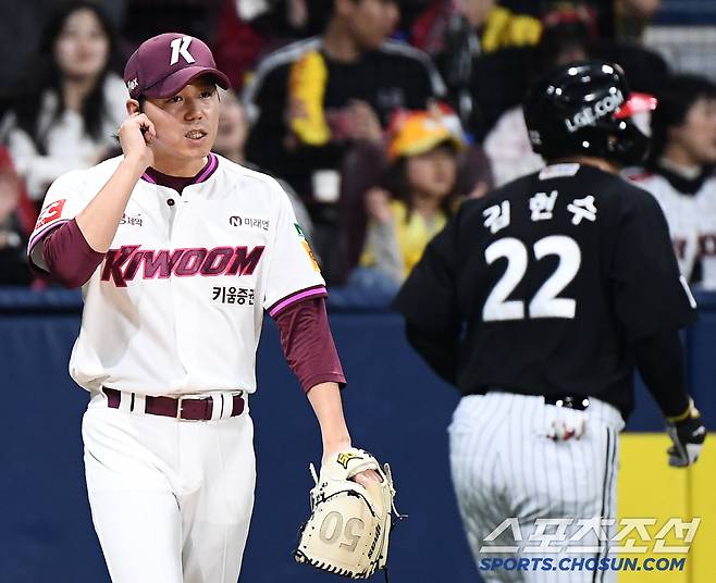 10일 서울 고척스카이돔에서 열린 LG-키움전. 2회 3실점한 하영민이 3회에도 3실점하고 있다. 고척=정재근 기자 cjg@sportschosun.com/2025.4.10/