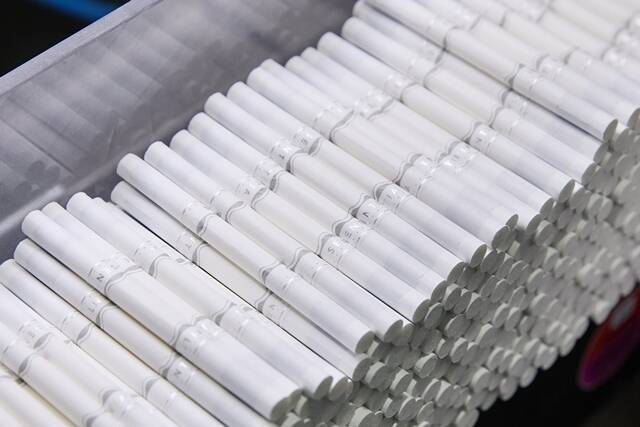 한국필립모리스 양산공장 내 세컨더리 공정에서 궐련형 전자담배 스틱 제품들을 막대 형태로 제작하고 있다. /한국필립모리스