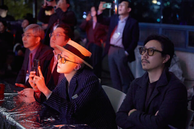지드래곤이 9일 KAIST에서 우주음원 퍼포먼스를 보고 있다. (사진=KAIST)