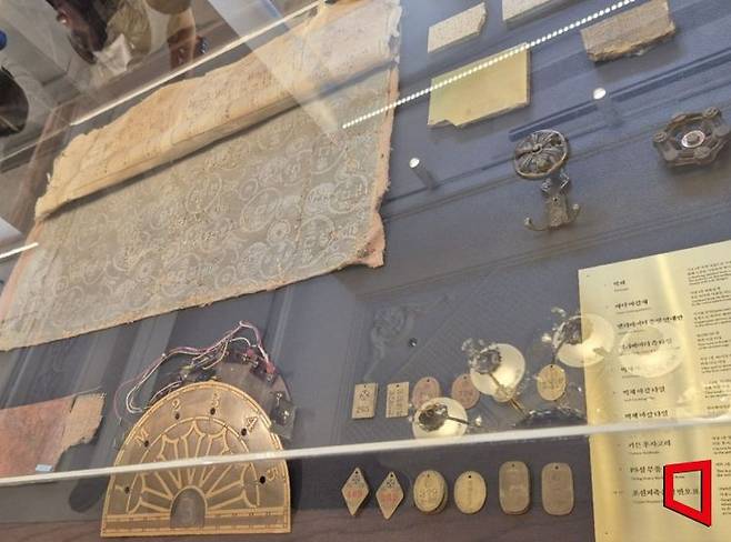 조선저축은행 본점 시절인 1935년 준공 당시 사용한 건물 인테리어 자재와 은행 번호표. 김흥순 기자