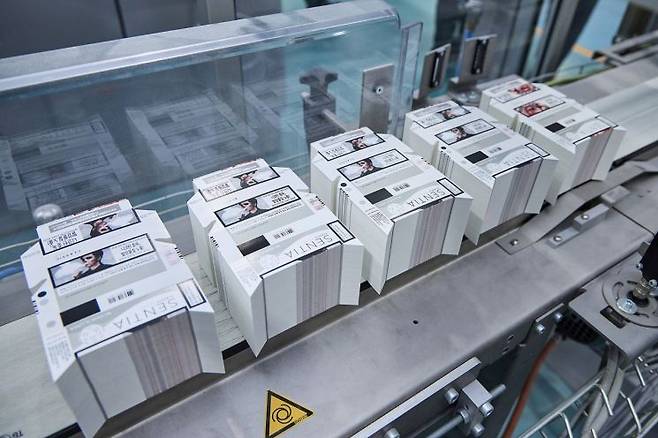 패커(Packer) 장비에 들어가기 전 대기 중인 ‘센티아’ 패키징 자재의 모습.[사진제공=한국필립모리스]