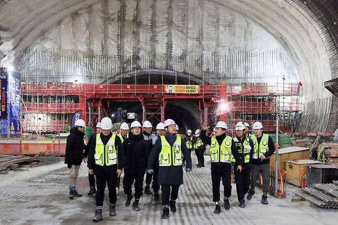 이성해 국가철도공단 이사장이 지난 2월 신안산선 정거장 건설현장을 찾아 주변을 둘러보고 있다. 국가철도공단 제공