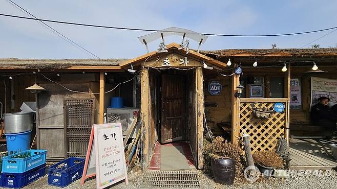 강원 춘천 신북에 있는 '초가 뭉텅 찌개'는 소박한 노포의 모습을 하고 있다. (양승덕)