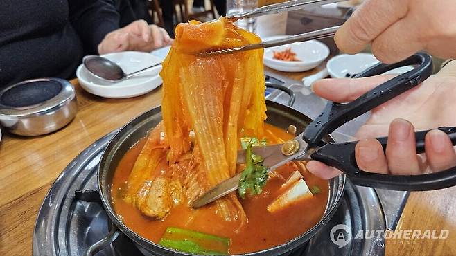 잘 익은 묵은지와 돼지고기는 자르는 순간부터 고소한 냄새로 식욕을 돋기 시작한다. (양승덕)