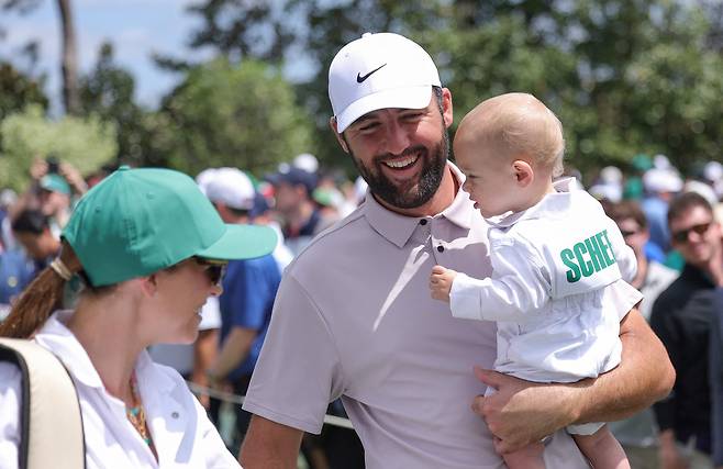 <YONHAP PHOTO-1640> AUGUSTA, GEORGIA - APRIL 09: Scottie Scheffler of the United States walks with his wife, Meredith Scheffler, and son, Bennett Scheffler to the first tee during the Par Three Contest prior to the 2025 Masters Tournament at Augusta National Golf Club on April 09, 2025 in Augusta, Georgia.   Andrew Redington/Getty Images/AFP (Photo by Andrew Redington / GETTY IMAGES NORTH AMERICA / Getty Images via AFP)/2025-04-10 05:36:20/<저작권자 ⓒ 1980-2025 ㈜연합뉴스. 무단 전재 재배포 금지, AI 학습 및 활용 금지>