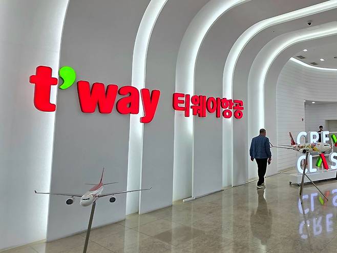 지난달 31일 티웨이항공 정기 주주총회가 열린 김포국제공항 화물청사 내 티웨이항공 서울지점에서 주주들이 총회장 밖으로 나오고 있다./뉴스1