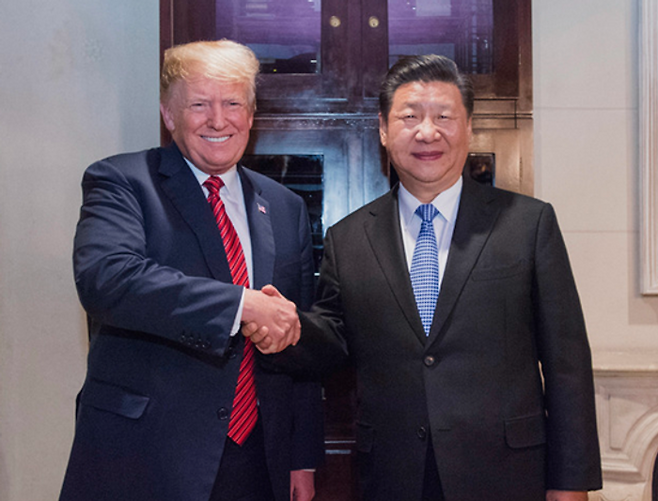 도널드 트럼프(왼쪽) 미국 대통령이 지난 2018년 12월 1일 아르헨티나 부에노스아이레스에서 시진핑 중국 국가주석과 만나 악수하고 있다. ⓒ신화/뉴시스