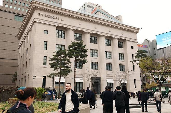 서울 중구 신세계백화점 본점이 옛 제일은행 본점 건물을 재단장한 ‘더 헤리티지’를 개관했다. 사진은 건물 외관 모습. 뉴스1