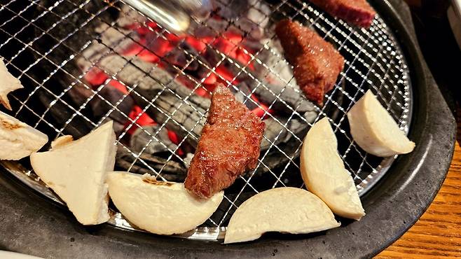 20250409_182443.jpg 회사 대표님이 사주신 한우 그리고 선물