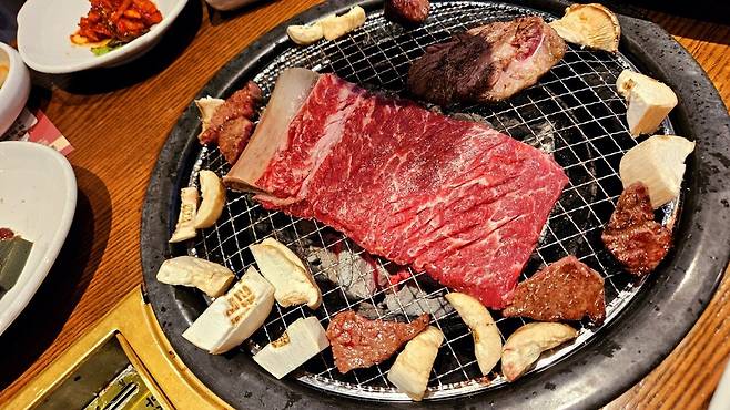 20250409_183513.jpg 회사 대표님이 사주신 한우 그리고 선물