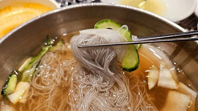 20250409_195009.jpg 회사 대표님이 사주신 한우 그리고 선물