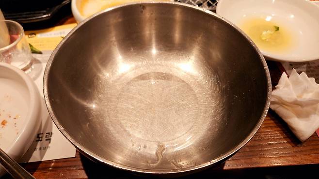 20250409_195750.jpg 회사 대표님이 사주신 한우 그리고 선물