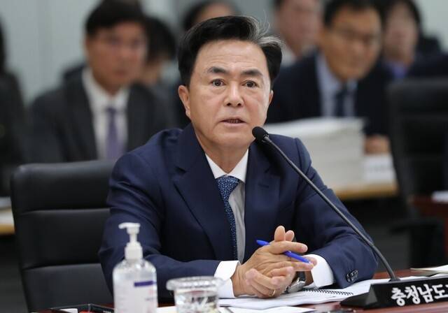 2023년 11월23일 충남도청에서 열린 국회 행정안전위원회의 충남도에 대한 국정감사에서 김태흠 충남지사가 질의에 답변하고 있다. 연합뉴스