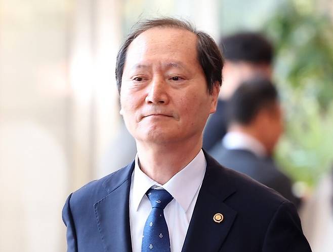 헌법재판관 후임으로 지명된 이완규 법제처장이 8일 정부서울청사에서 열린 국무회의를 마친 뒤 청사를 나서고 있다. 연합뉴스