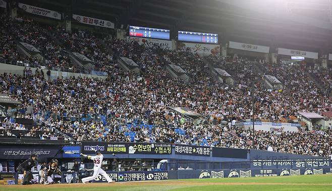 2024년, 프로야구가 사상 첫 1천만 관중을 돌파하기까지는 줄기차게 이어진 팬 마케팅 노력이 있었다. 2024년 10월2일 서울 잠실야구장에서 관중들이 프로야구 와일드카드 결정 1차전 두산 베어스와 케이티(KT) 위즈의 경기를 보며 응원하고 있다. 연합뉴스