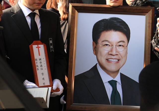 고 장제원 전 의원 발인식이 4일 부산 해운대구 해운대백병원 장례식장에서 열렸다. 연합뉴스